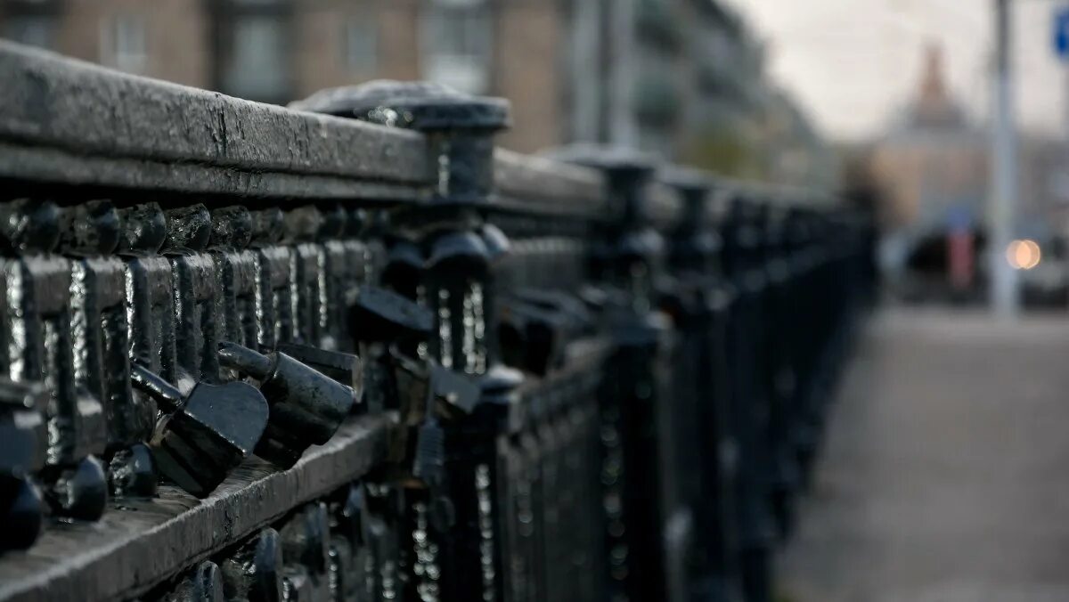 Чугунная район. Чугунные ограждения. Чугунная оградка. Литая чугунная ограда. Чугунные ограждения Москва.