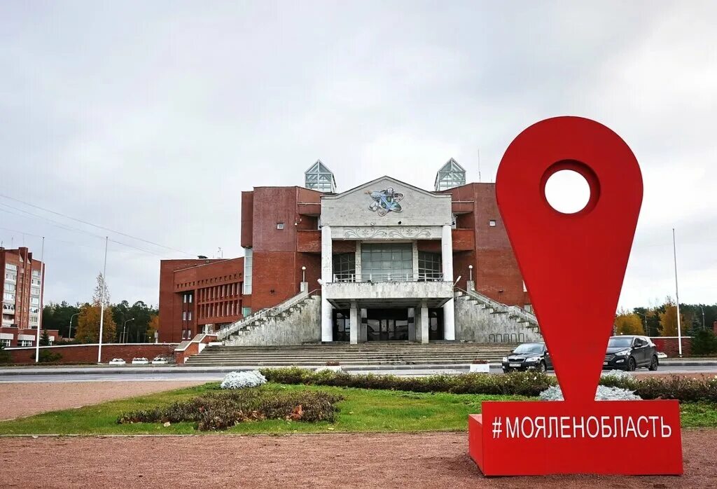 Площадь в сосновом бору. Город сосновый бор ленинградская область. город сосновый бор ленинградская. мэрия сосновый бор. площадь города сосновый бор.