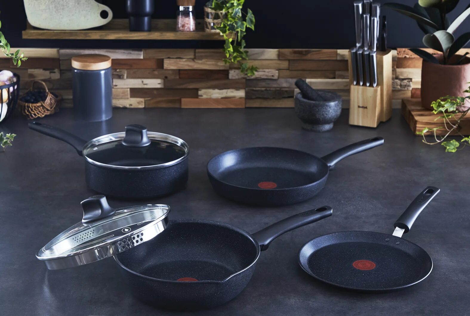 Tefal mini excel se9260f0. Набор посуды tefal l6719072 ingenio authentic. Кастрюли тефаль черные. Tefal 28 см black stone. Сковорода тефаль 24 см.