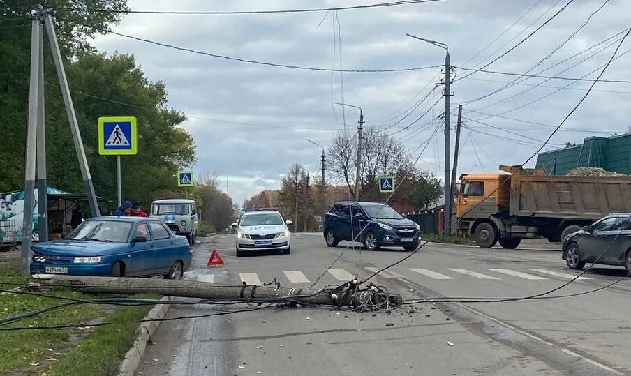 Почему в туле в пролетарском. Машина сбила опору лэп. дтп в туле за последние сутки.