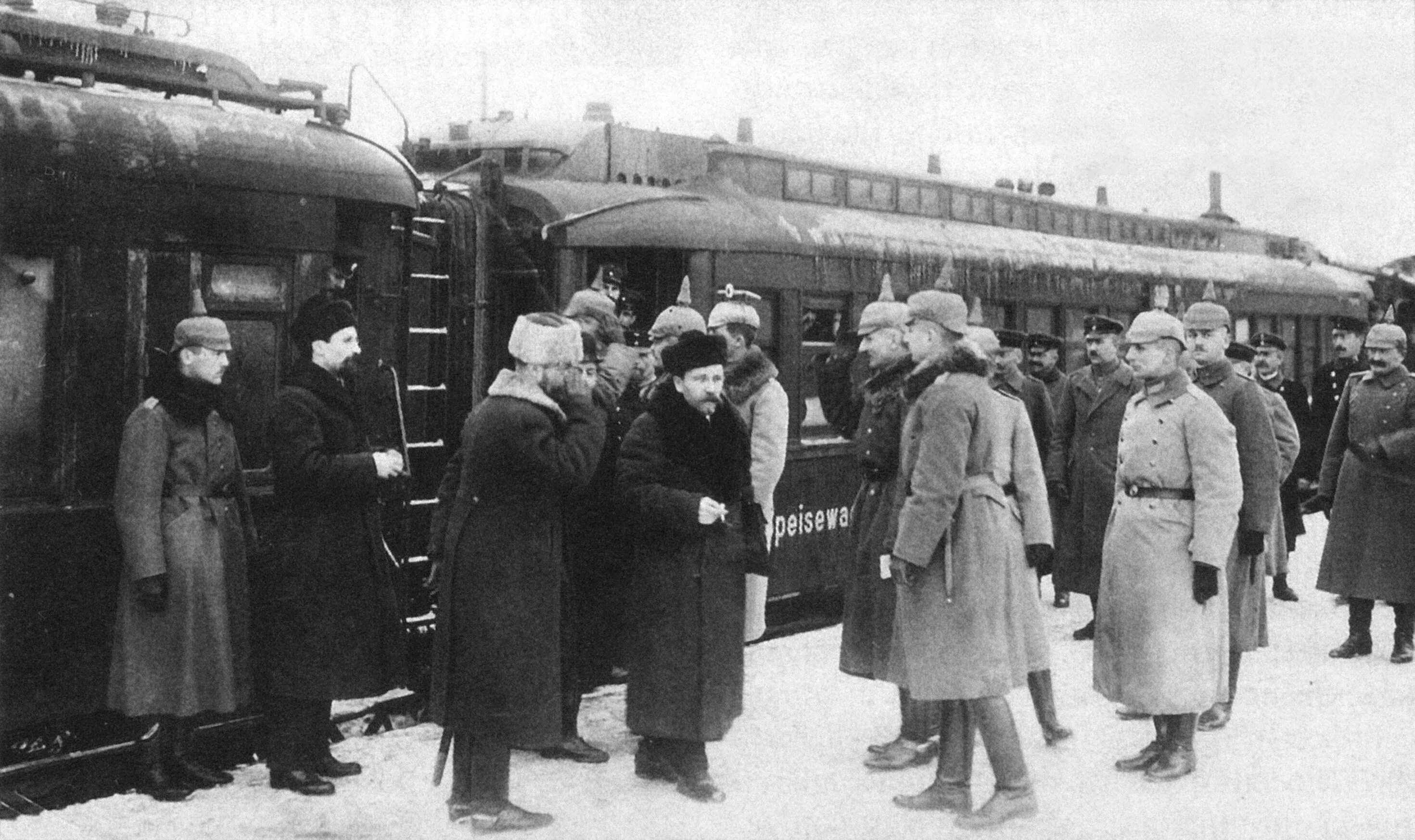 Брест переговоры. Советская делегация в Брест-Литовске 1918 год. Троцкий в Брест-Литовске 1918. Германские офицеры встречают советскую делегацию в Брест - Литовске. Переговоры в Брест-Литовске 1918.