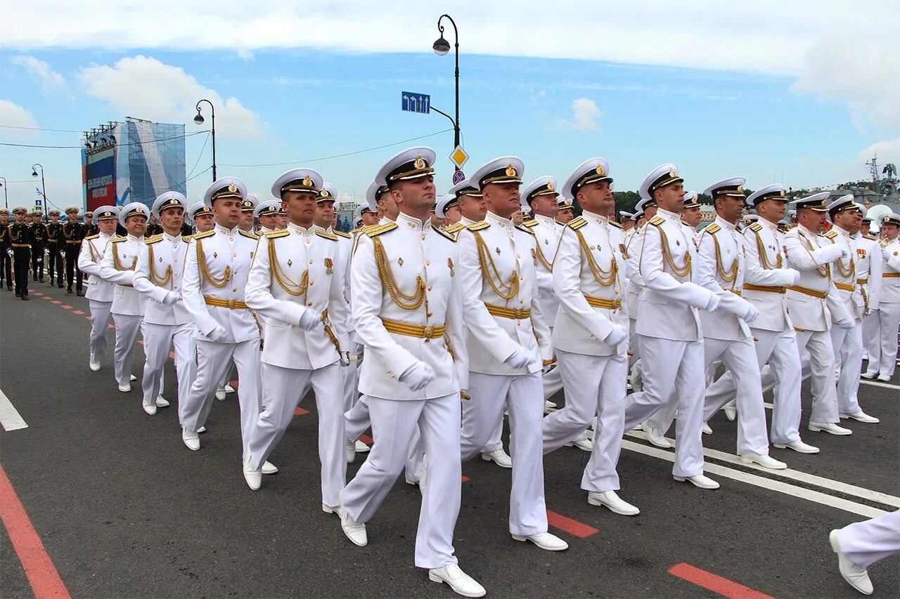 вмф рф моряки на параде. парад российских моряков. матросы черноморского флота россии. вмф на параде в москве. матросы на параде.