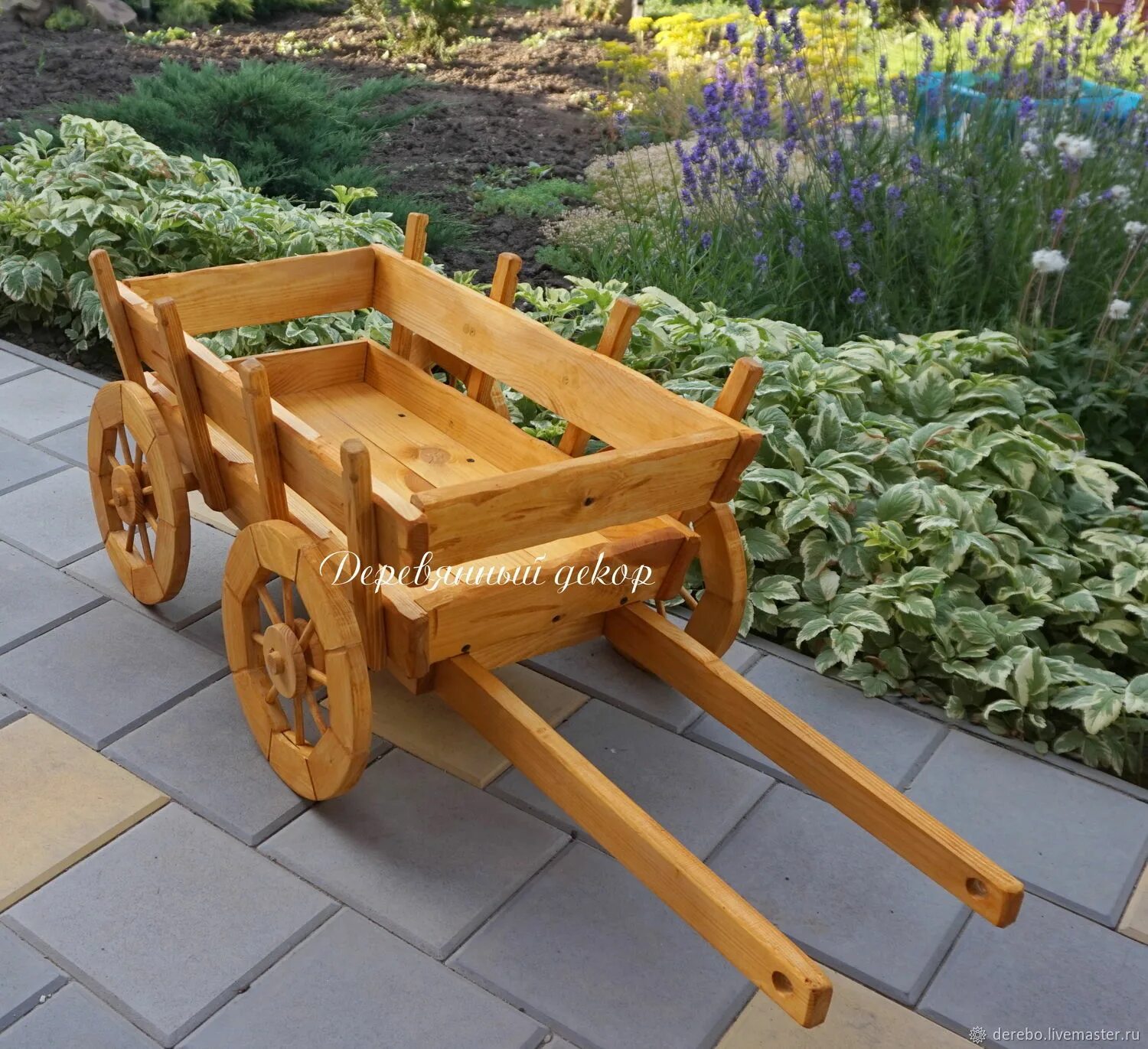 тачка деревянная декоративная. тачка деревянная декоративная. деревянная телега для сада. повозка из дерева. телега деревянная декоративная.