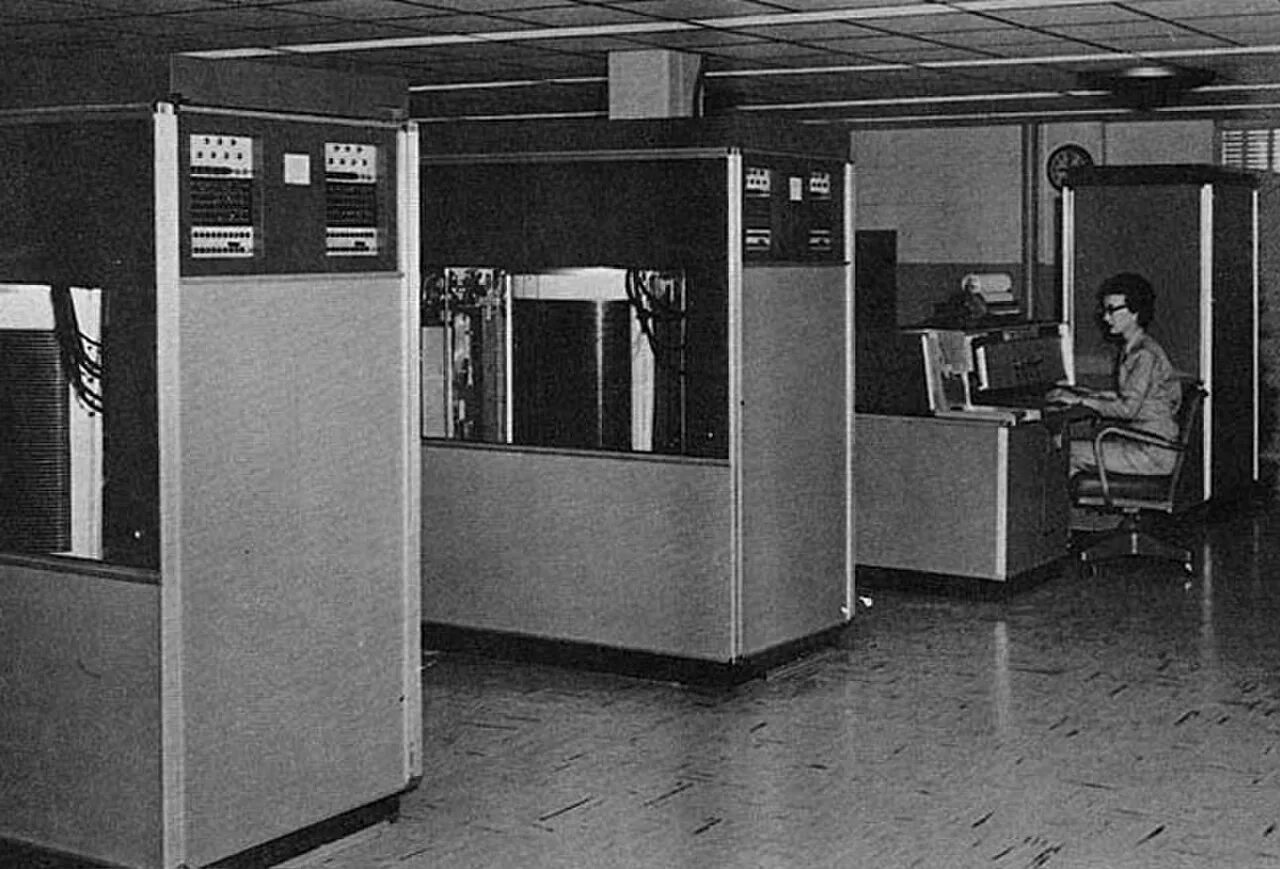 1956 ibm. Жесткий диск 5 мб 1956. Ibm 305 ramac. Жесткий диск ibm 5 mb. Жёсткий диск ibm 305 ramac.