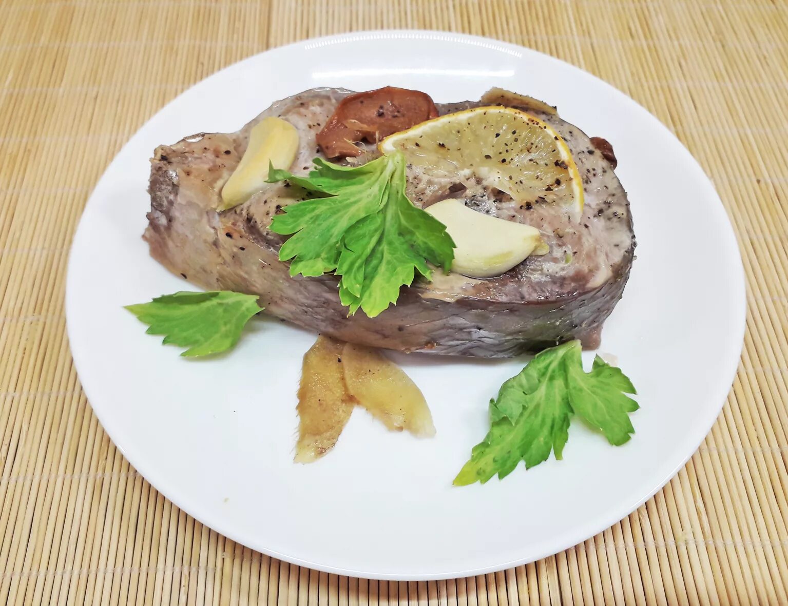 Белорыбица рецепты приготовления в духовке. Белорыбица в духовке. Белорыбица стейк. Стейк нельмы. Муксун фаршированный.