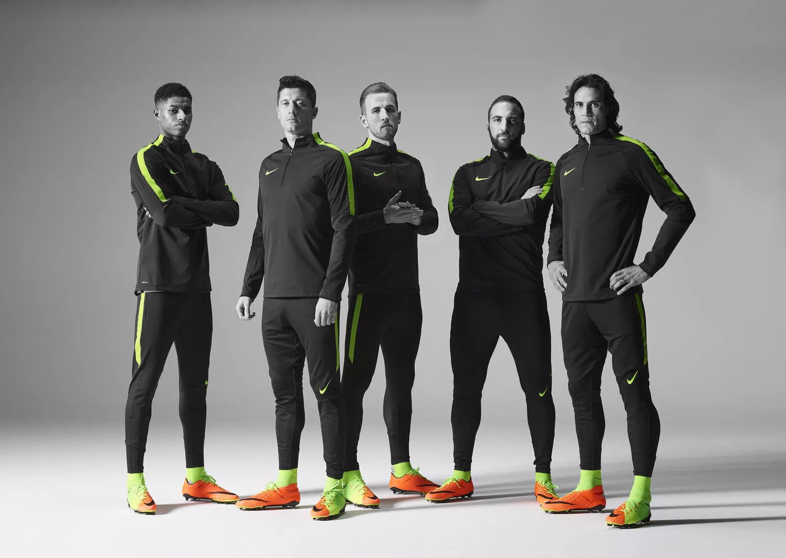 Sports одежда. Nike Futbol. Спортивная одежда футболистов. Спортсмены в найк. Реклама спортивной одежды.