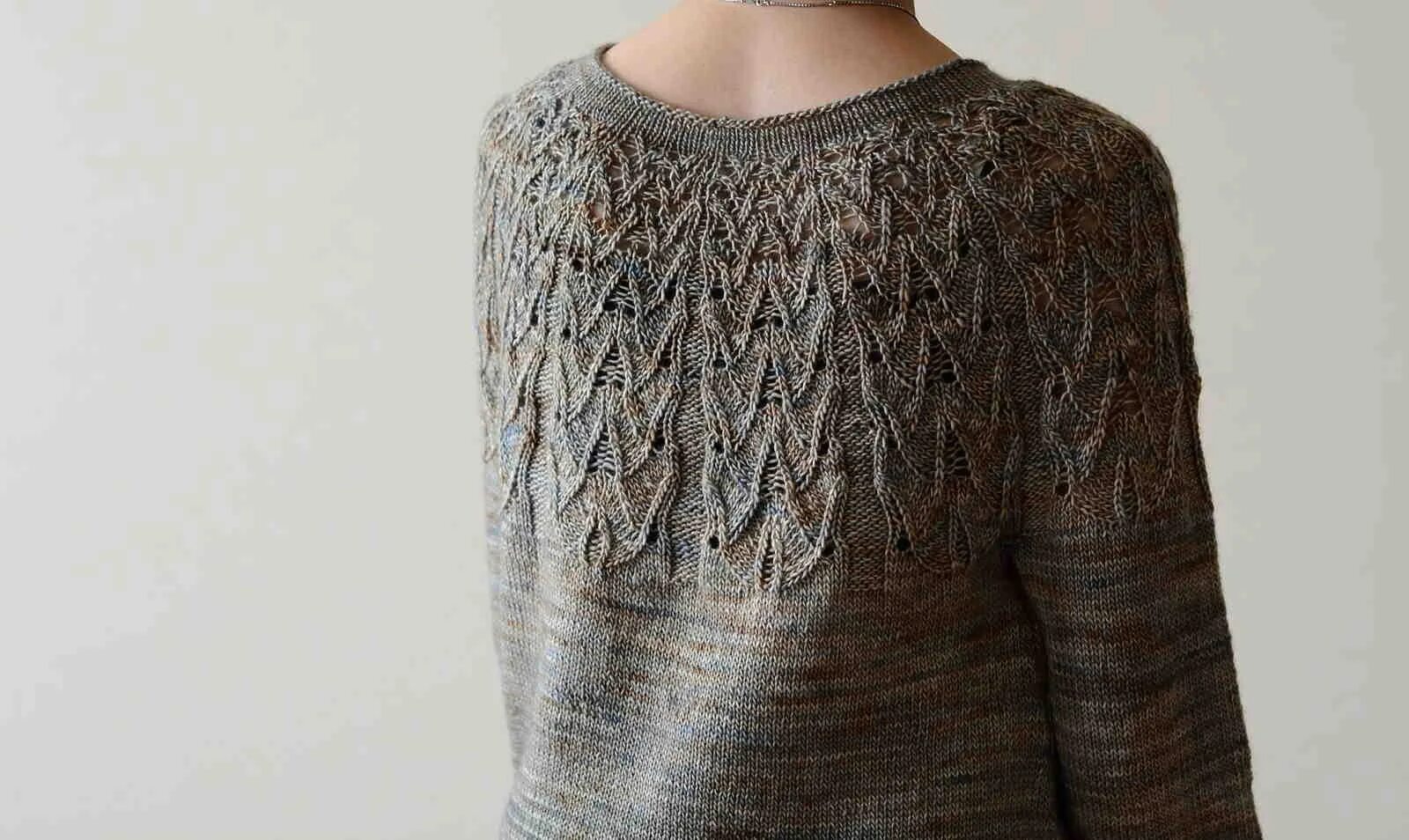 Кофты вязанные спицами сверху. Пуловер Yoke pattern by Yoko hatta с круглой кокеткой. Пуловер с кокеткой Faceted Yoke. Хейворд Джунко Окамото. Джемпер с круглой кокеткой сверху.