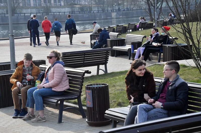 Новости общество москва. Москвичи гуляют. Нарушители в парках. Россияне гуляют. Люди живущие в Москве.