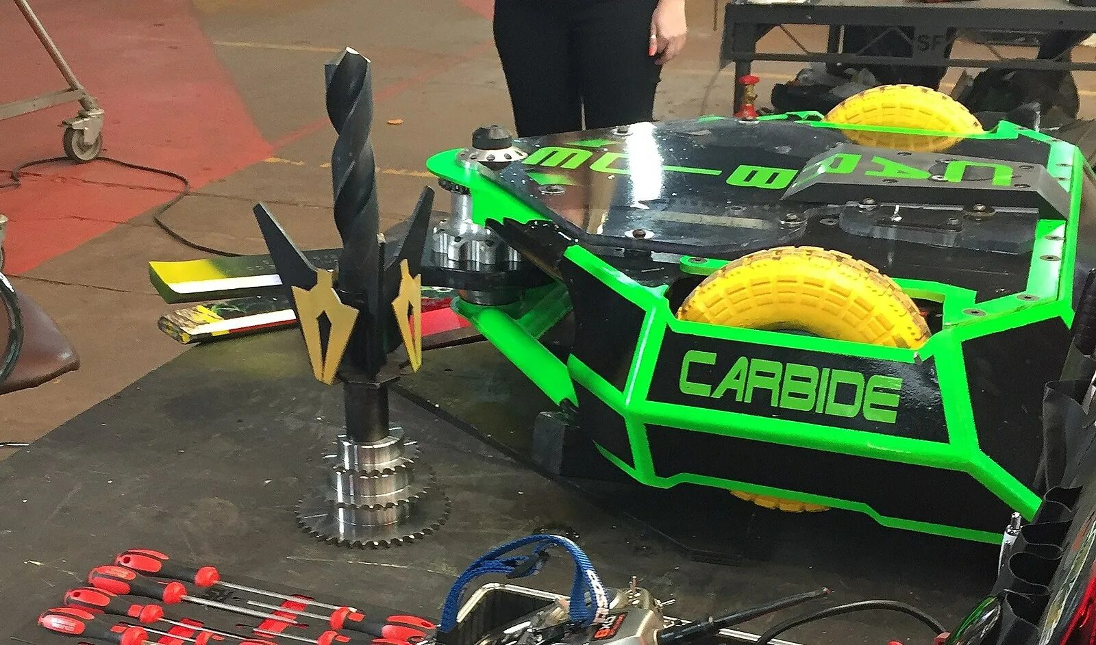 Битва роботов где проходит. Робот hexbug robot wars impulse. робот hexbug robot wars matilda. battlebots ведущие. razer из бои роботов.