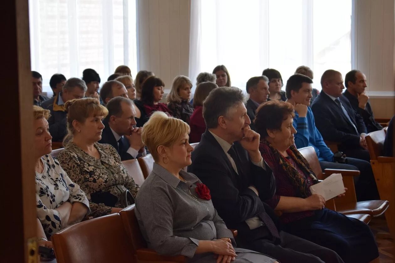 Администрация орловской области телефон. Васильевская школа Верховского района Орловской области. Школа имени Киреевского Орловский район. Глава Верховского района Орловской области. Сайт администрации Орловского района Орловской области.