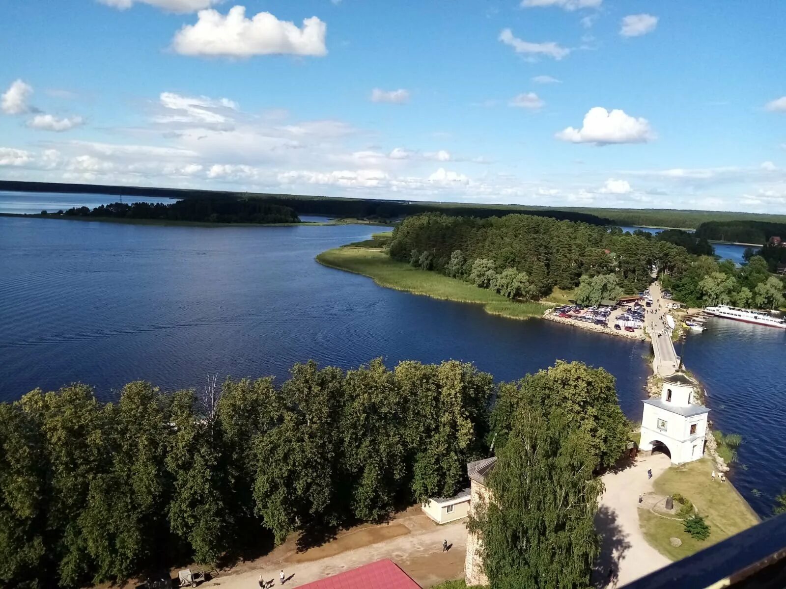 Озеро селигер расположено. Озеро Селигер Осташков. Валдай озеро Селигер. Селигер озеро Осташково. Белое озеро Селигер.