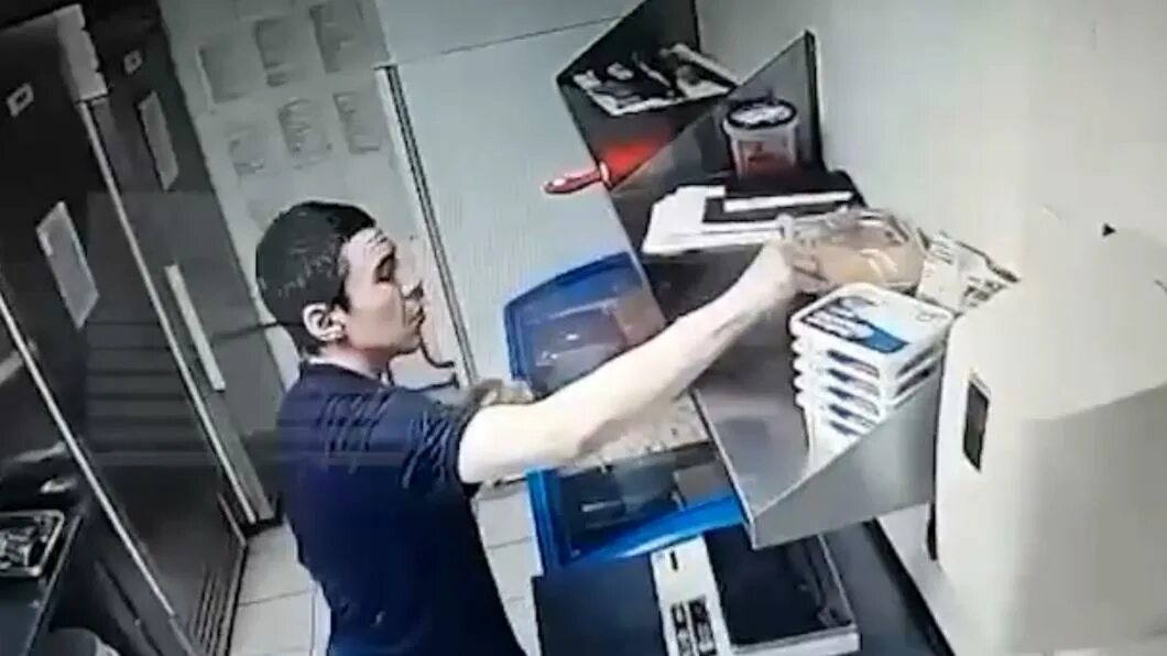 ограбление в воздухе 2023. ограбление 2022. ограбление с камер наблюдения. ограбление в воздухе 2023. полиция задержание преступника на московском.