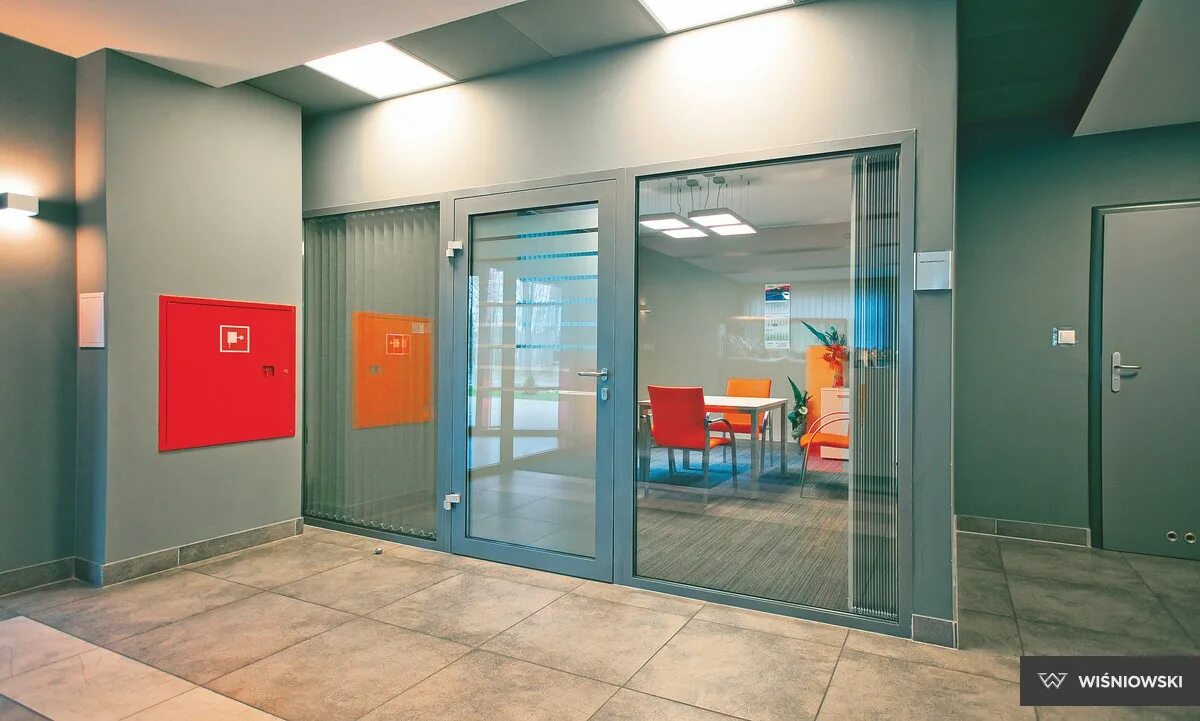 Пожарные окна в здании. Перегородки alutech alt c48. дверь противопожарная стеклянная eiw 30. противопожарная дверь ei30. двери противопожарные стеклянные ei 60.