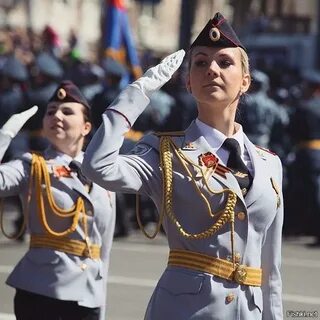 Девушки в парадной форме