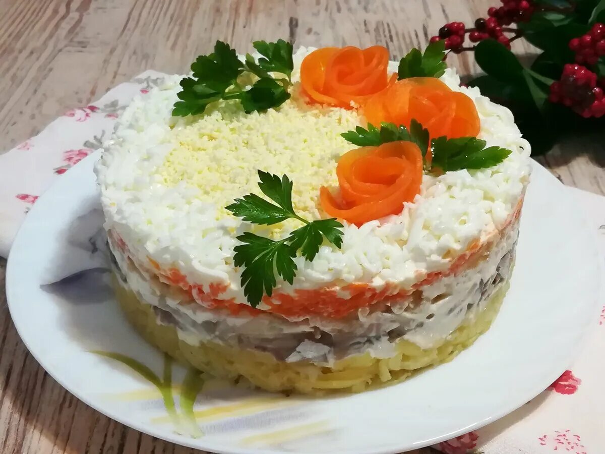 Вкусный салат со скумбрией. Салат из скумбрии. Салат со скумбрией. Салат со слабосоленой скумбрией. Салат из соленой скумбрии.