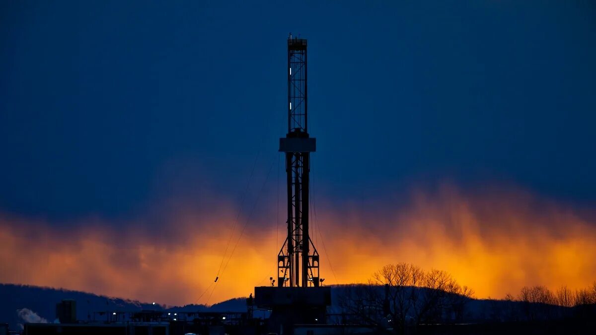 Газовая сланцы. Сланцевые месторождения. Газ торф горючие сланцы. Горючие сланцы полезные ископаемые. Принцип добычи сланцевого газа.