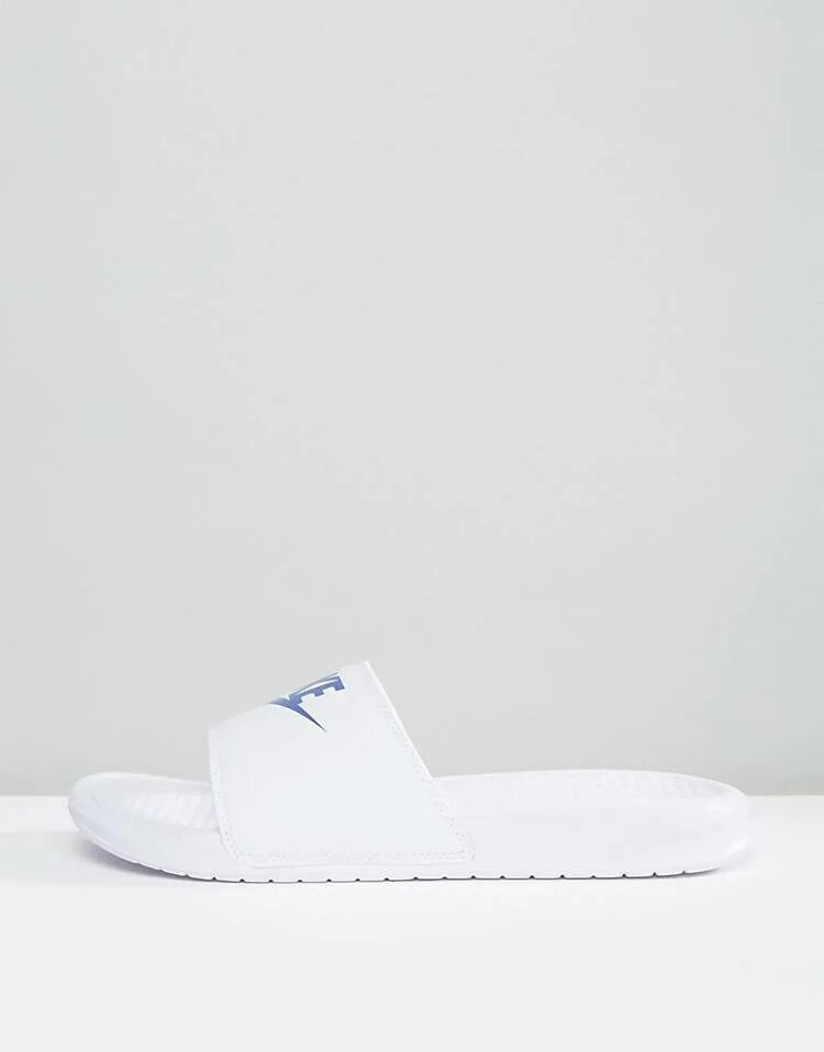 Белые шлепанцы. Тапочки найк мужские белые. Сланцы крокс белые. Iceberg шлепанцы. Шлепки резиновые женские белые.