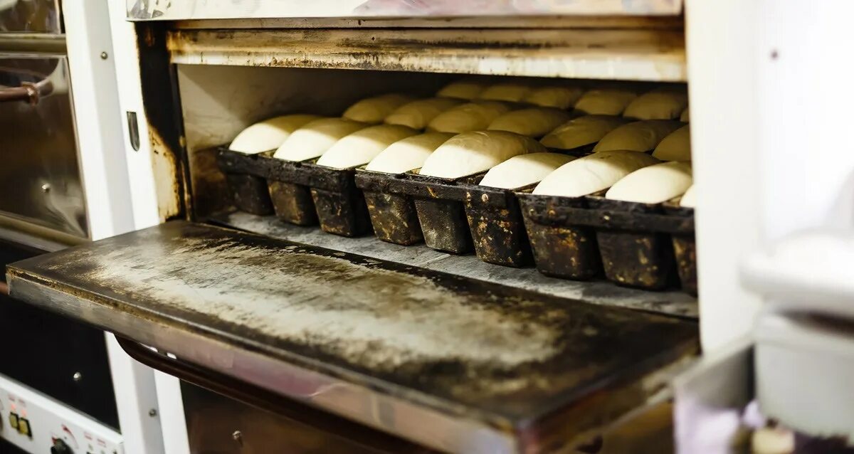 Печь хлеб в форме. Выпечка хлеба на хлебозаводе. Хлеб в печи. Пекарня пекут хлеб. Печь для формового хлеба.