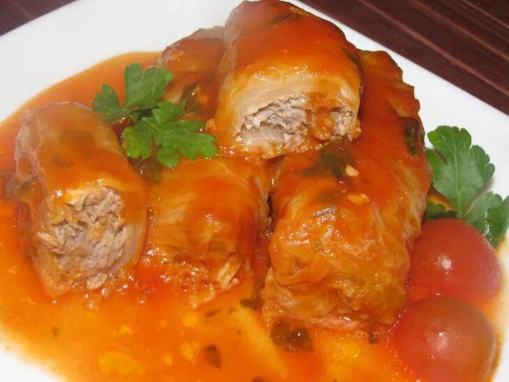 Голубцы тушеные в томатном. Голубцы с мясом. голубцы с подливкой. голубцы с мясом и рисом. голубцы в соусе.