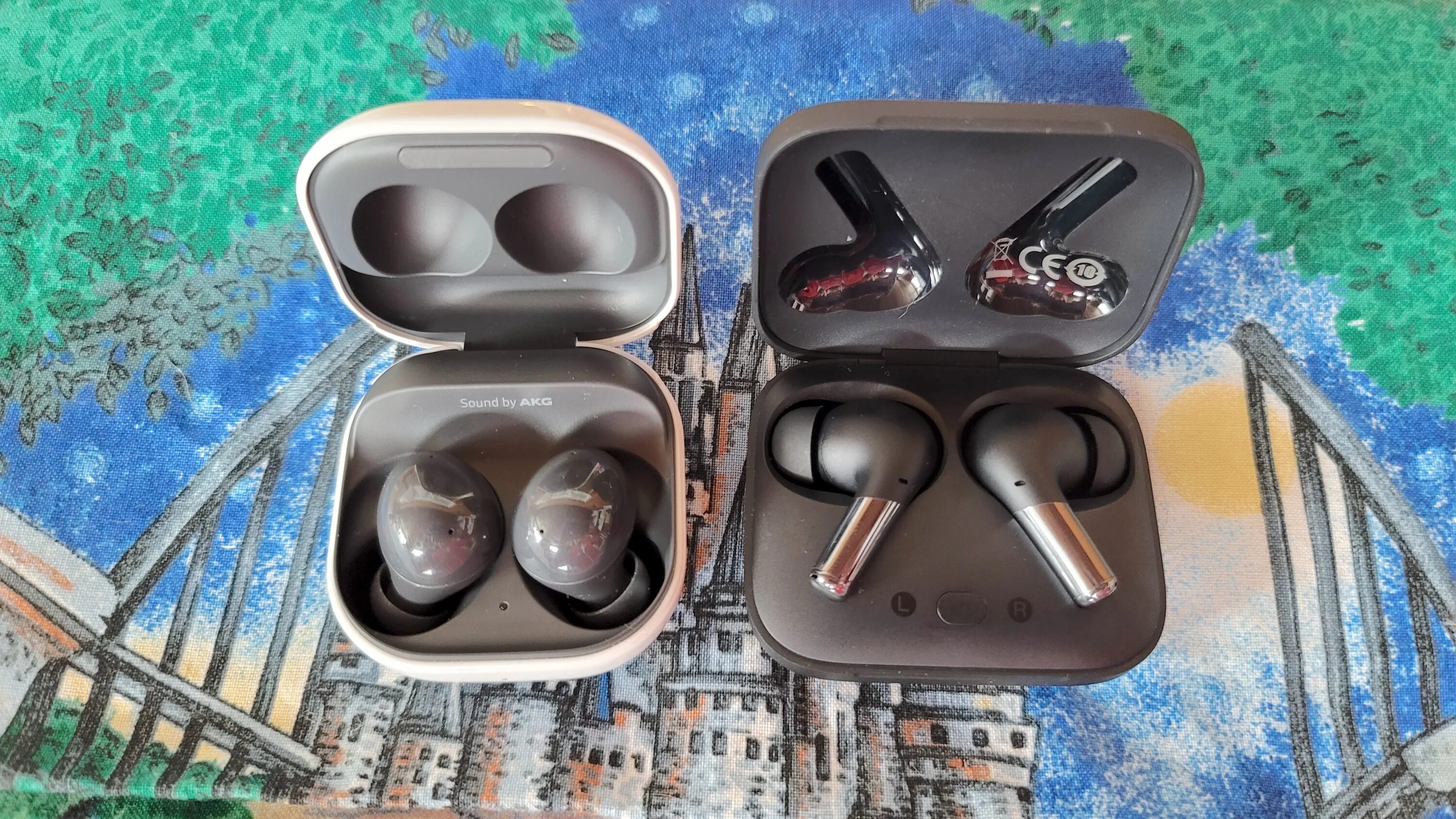 Галакси бадс 2 купить. Samsung Buds 2. Samsung Buds 2 Pro. Samsung Galaxy Buds Pro 2 Pro кейс. Samsung Galaxy Buds 2 vs Buds Pro.