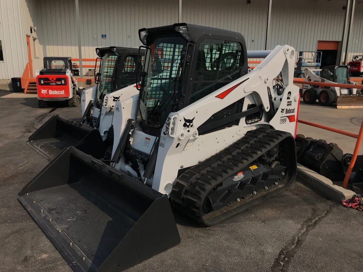 Стекло bobcat. Бобкэт т650. Погрузчик Bobcat t650. Бобкэт 650. Гусеничный мини погрузчик Bobcat t650.