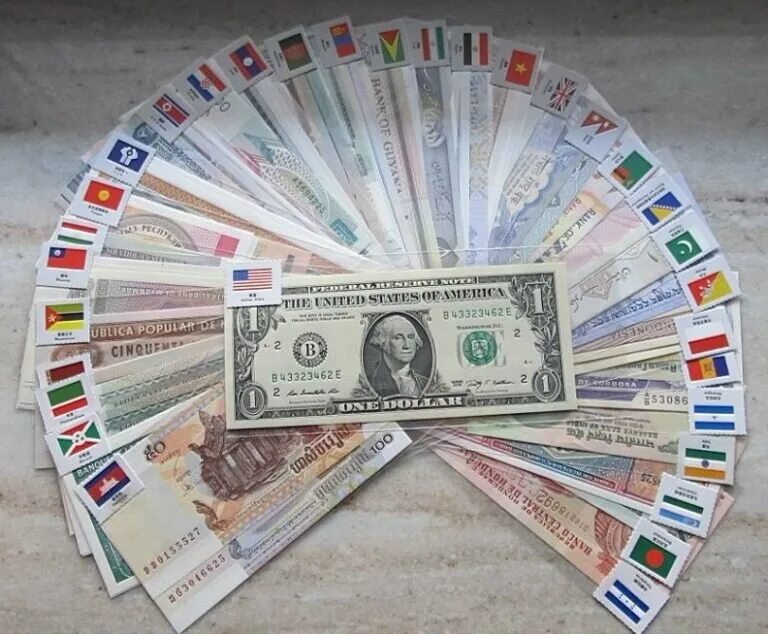 Валюта бывает национальная и. Деньги разных стран. Деньги разные. Купюры разных государств.