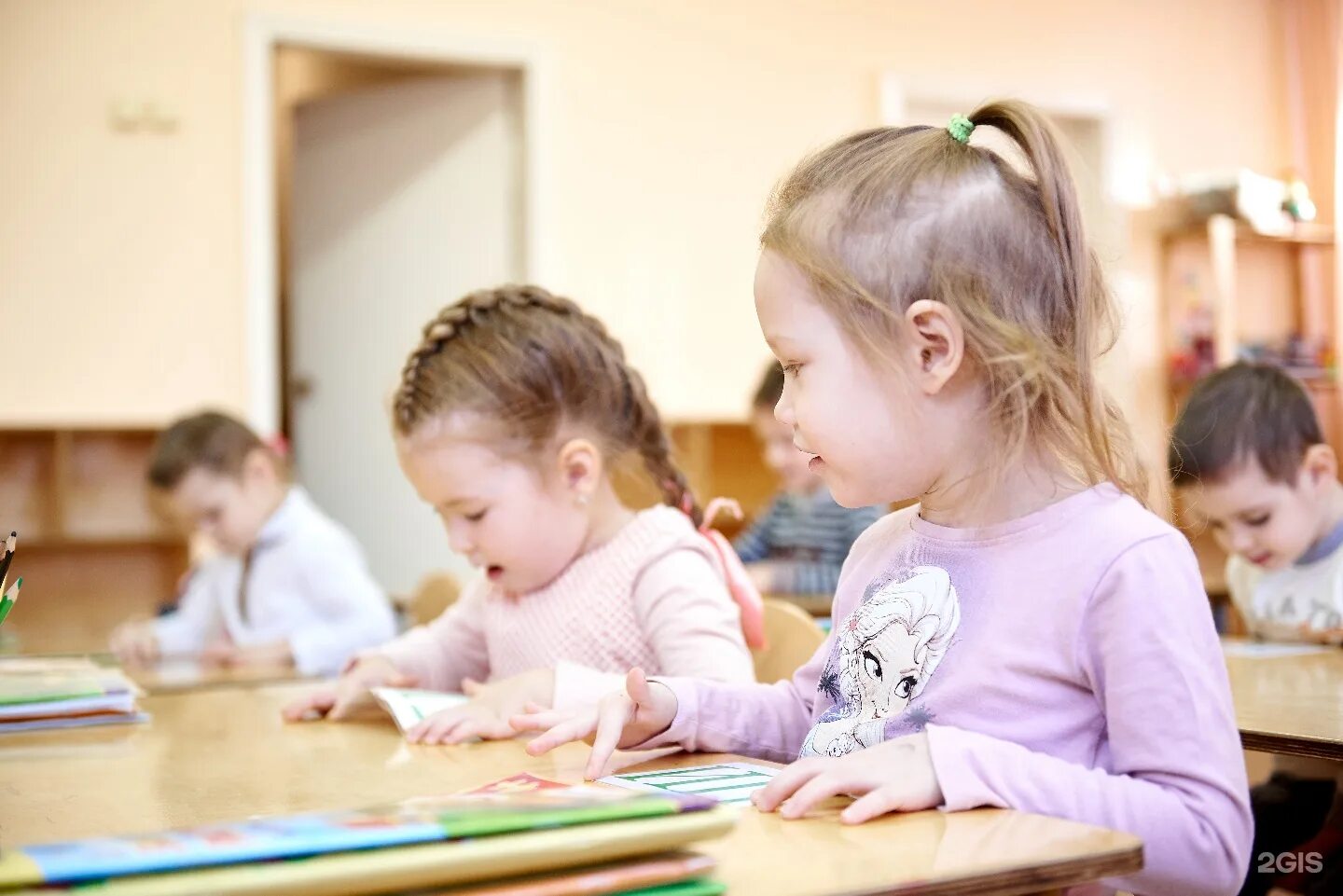 Талантливые дети. Одаренные дети в очках. Мантия для детей. Ученый малыш. Умный ребенок.