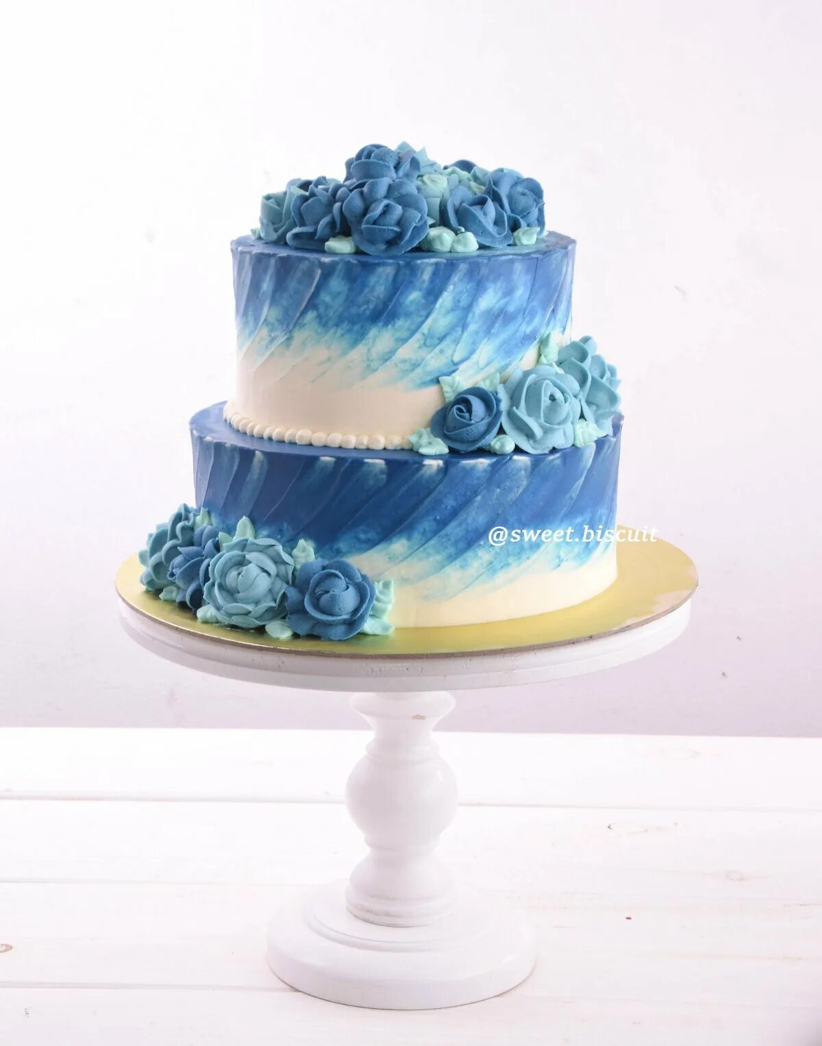 Кремово синий. Голубой свадебный торт крем чиз. Голубые цветы на торте. Голубой торт двухъярусный. Свадебный торт в голубых тонах без мастики.