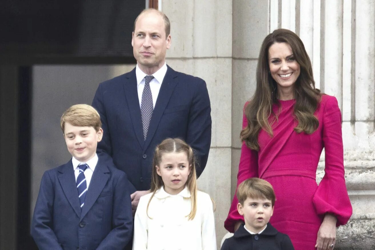 Принц уильям изменил кейт миддлтон. Кейт Миддлтон с сыном. Луи Кембриджский 2022. Кейт Миддлтон и принц Джордж. Принц Уильям 2022.