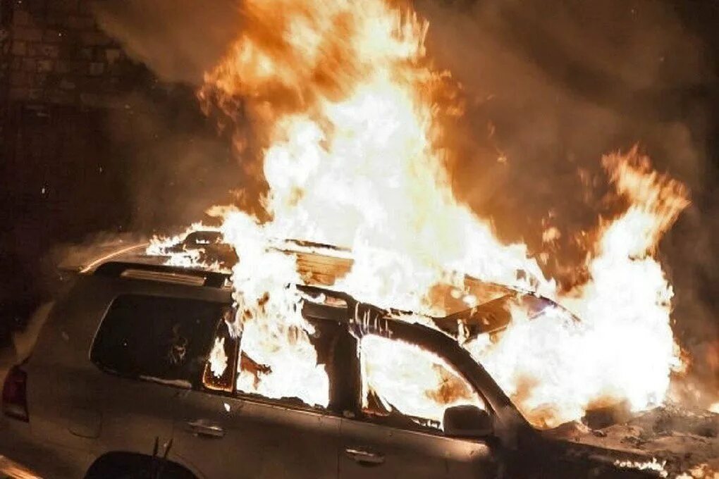 ленд крузер горит. взрыв крузака. загорелся крузак. загорелся крузак. горящий крузак.