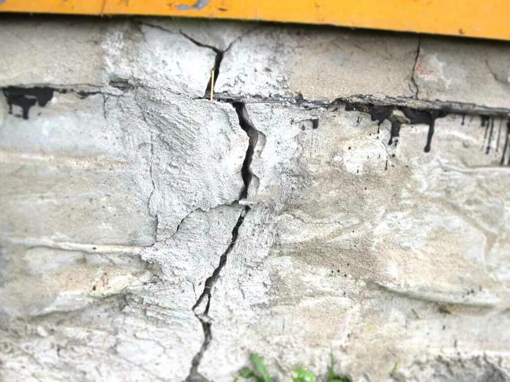 Треснул. Усадочные трещины в стенах. Трещины в бетоне. Трещины на льду. Трещины на снегу.
