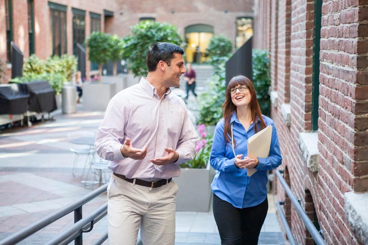 Общительный человек. Listen to the wind. Два человека общаются. Повседневное общение. Talking to wind.