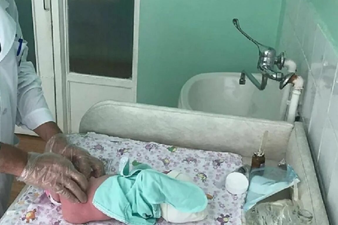 Девочка жила в шкафу. Карпинск ребенок в шкафу. истощенные дети в больнице. детей морят голодом в больнице.