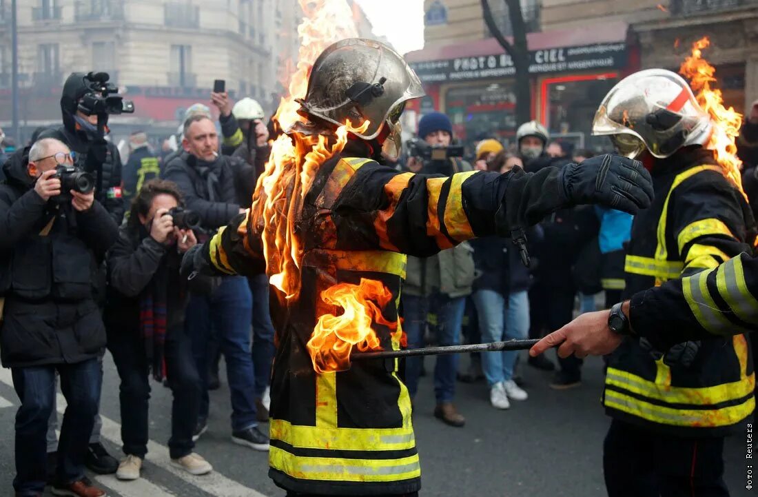 Пожарные Франции против полиции. Протесты во Франции. Пожарные Парижа. Митинг пожарных во Франции. Митинг огонь