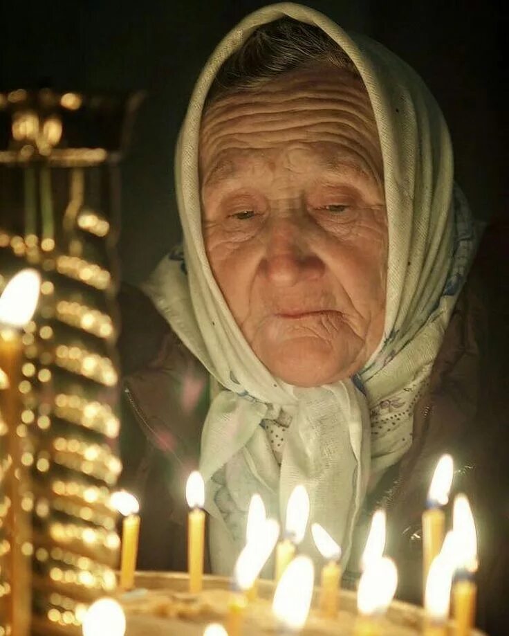 Бабушка молится в церкви. Женщина в храме. Бабушка молится картинки. Православные чудеса. Бабушка в церкви живопись.