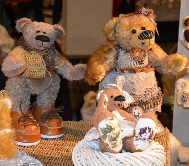 выставка мишки тедди на тишинке 2022. мишкотул-анвор. выставка мишка с куклою. выставка кукол и мишек тедди. кукольная галерея вахтановъ.