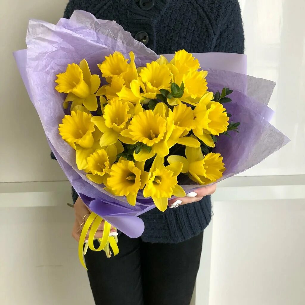 возложение цветов бугульма зимой. цветы бугульма. монобукет из 17 роз 50 см. цветы бугульма. дом цветов бугульма.