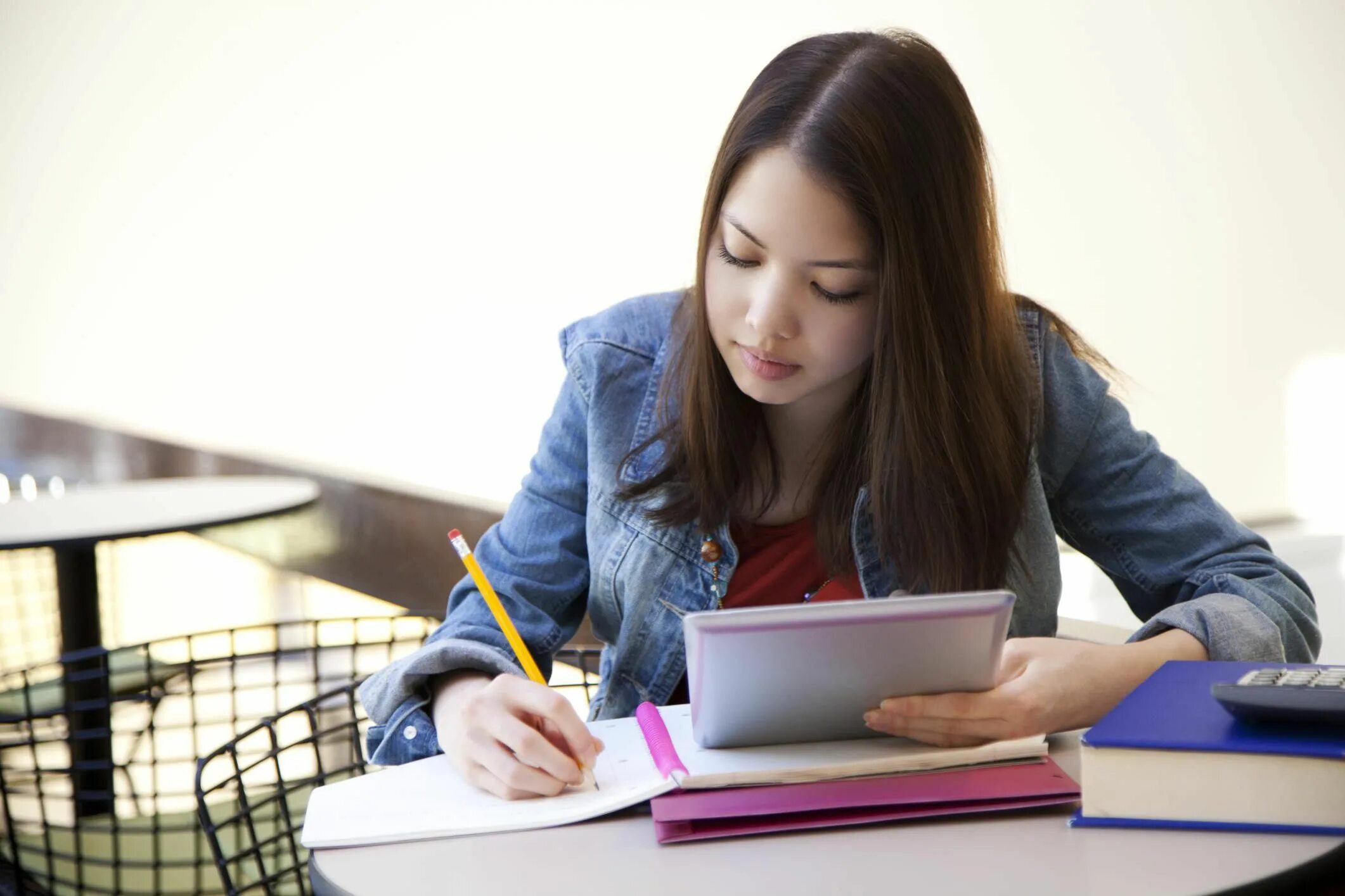 Студенты гуманитарный наук. Help письменным английским. Students studying. Kyrgyz writers in English.