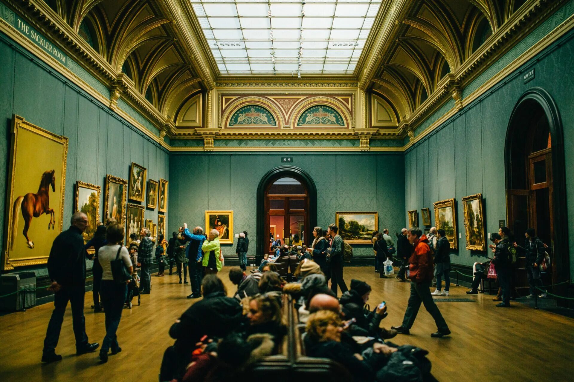 Интерьерная съемка в музее. Фотовыставки в Европе. Картинн. The Victoria and Albert Museum in London. Посещение театров и музеев