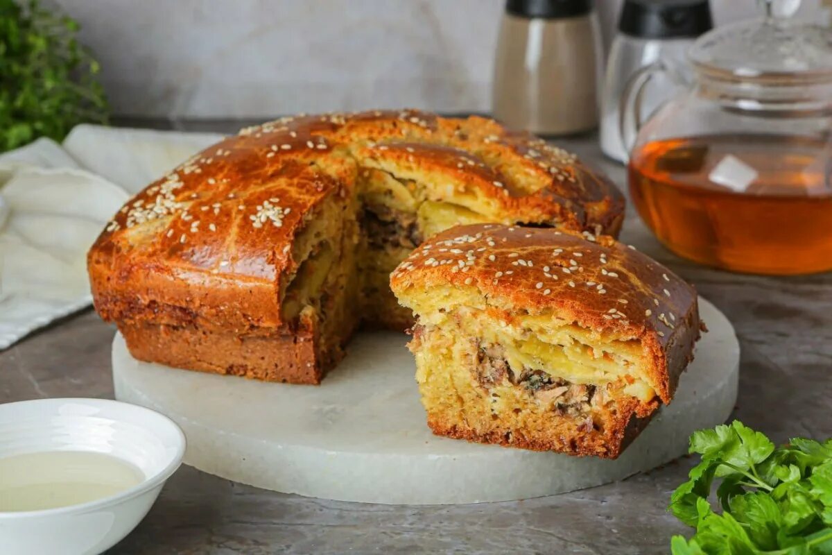 Пирог с консервированными рецепт. Пирог со скумбрией и рисом. постный пирог с рыбой. заливной пирог с консервой. заливной пирог с рыбой.