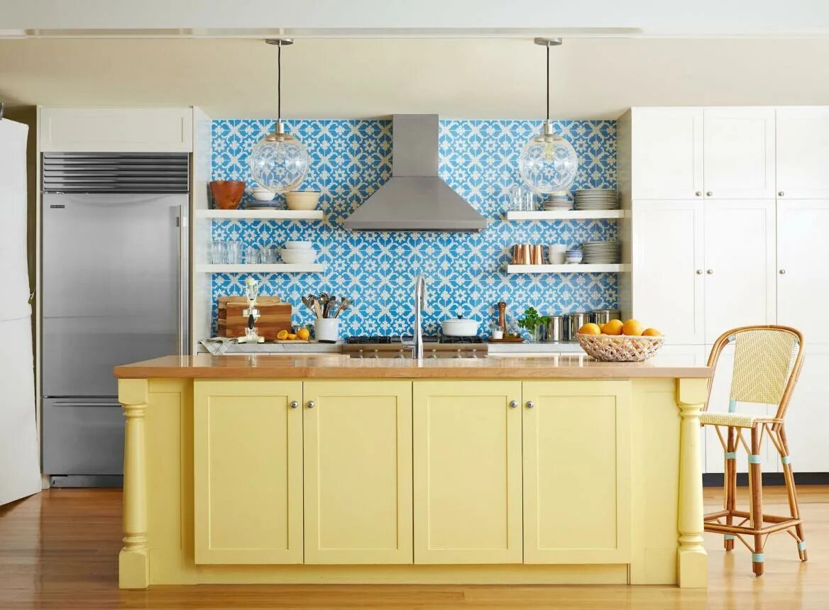 Фартук в интерьере. Желто голубая кухня. Фартук для кухни. Яркий кухонный фартук. Кухня в желто голубых тонах.