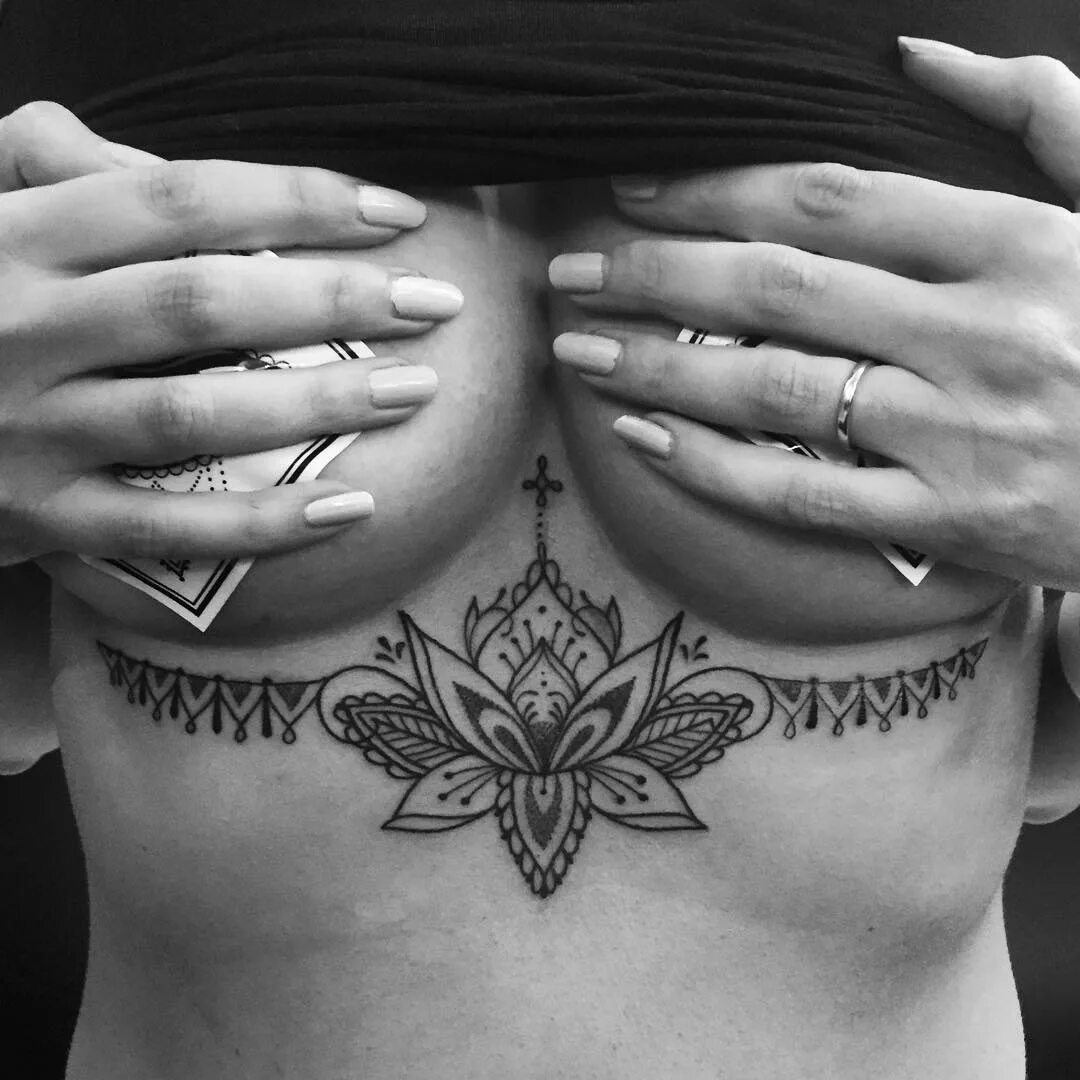 Тату под грудиной у девушек. Тату под грудью. Тату под у девушек. Тату под грудью. Тату на грудине женские.