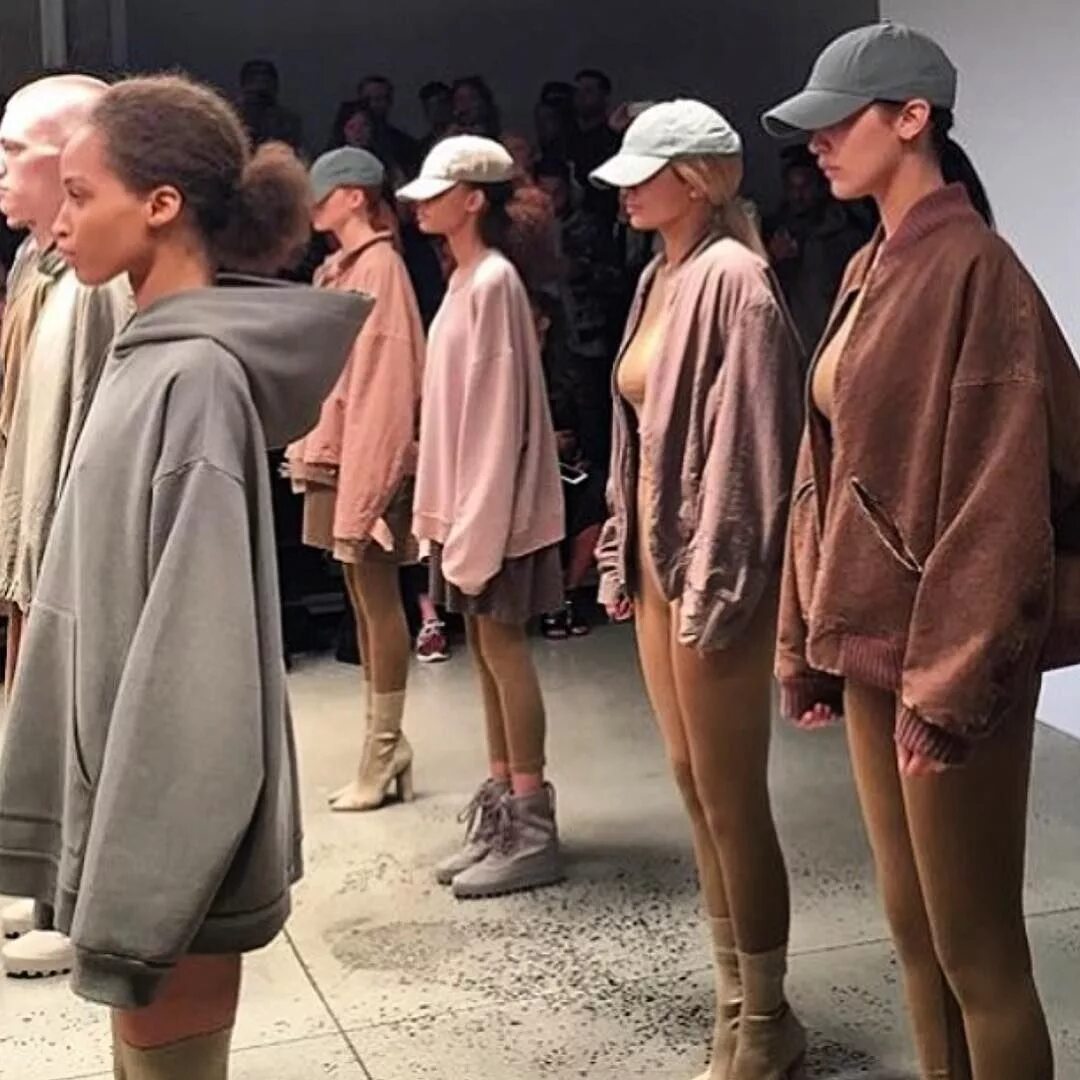 Канье одежда ИЗИ. Одежда Yeezy Kanye West. Канье Уэст одежда Yeezy. Yeezy одежда