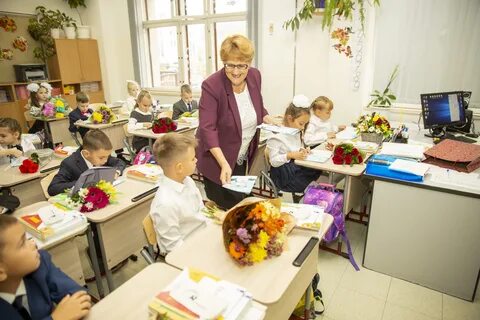 Ученики поздравляют учителей