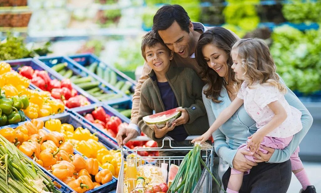 Vegetable family. Супермаркет. Семья в магазине. Семья с продуктами. Семья на рынке.