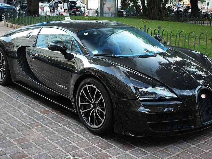 Bugatti в россии. Бугатти в России. Bugatti продаётся. Бугатти авито. Авито машина Бугатти.