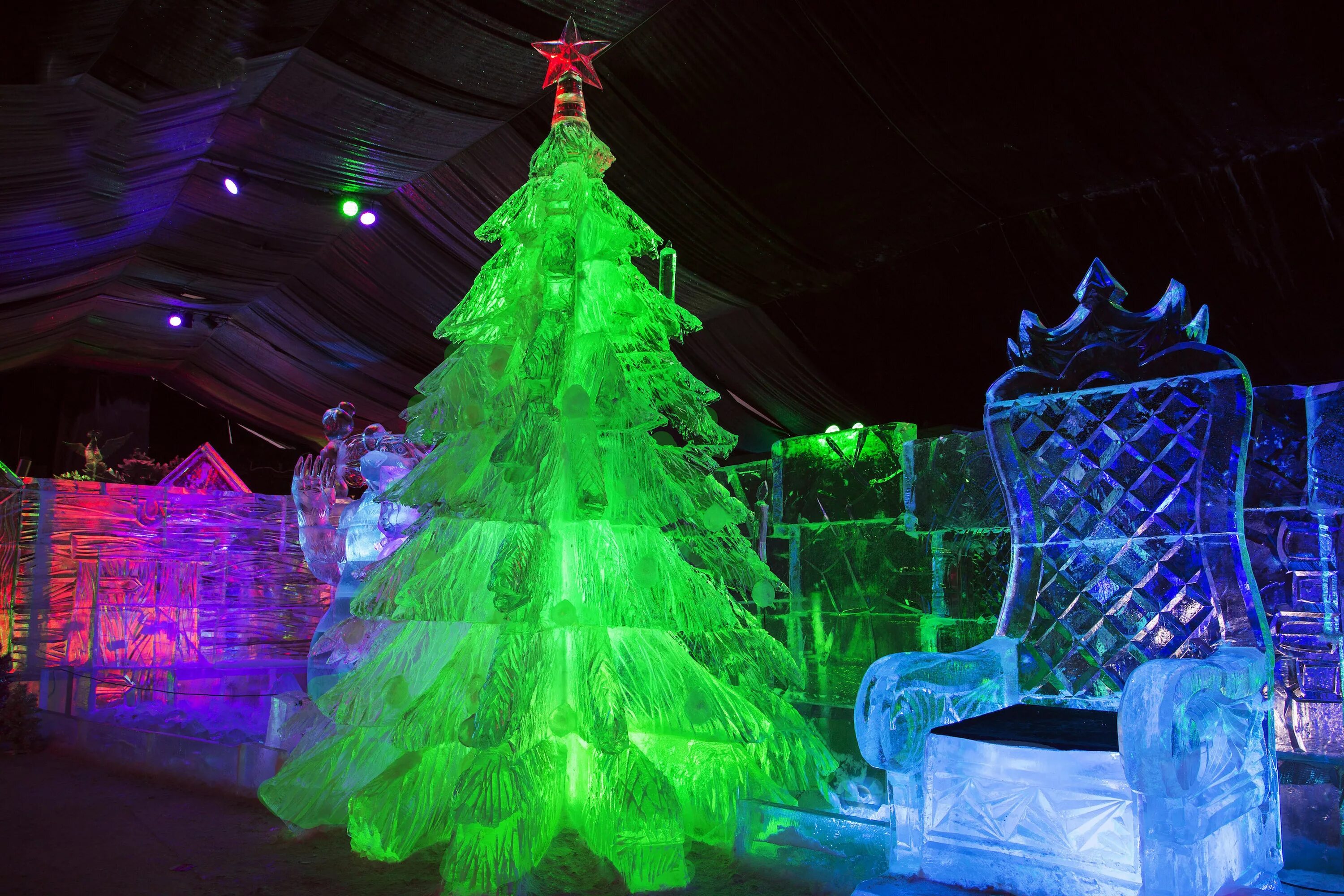 Ледяные фигуры в детском саду. Елка изо льда. Елка из льда. Елка из льда. Ледяная фигура елка.