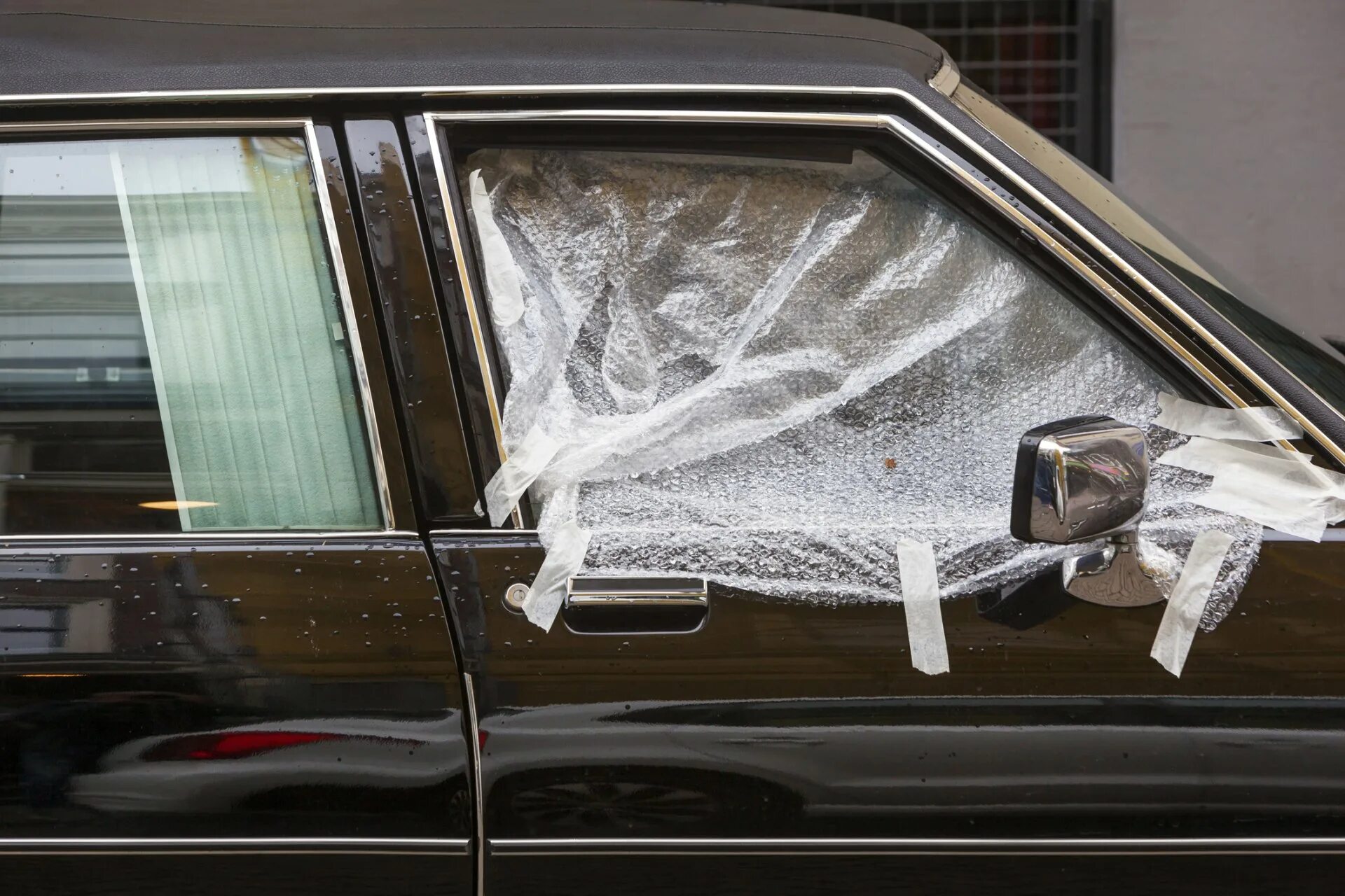 Разбиты окна машин. Разбитое окно. Машина с разбитым стеклом. Разбитое окно машины. Разбить окно автомобиля.