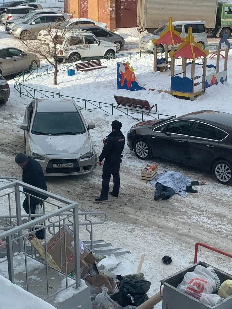 Мужчина выпавший из окна сегодня. Криминал Красноярск.