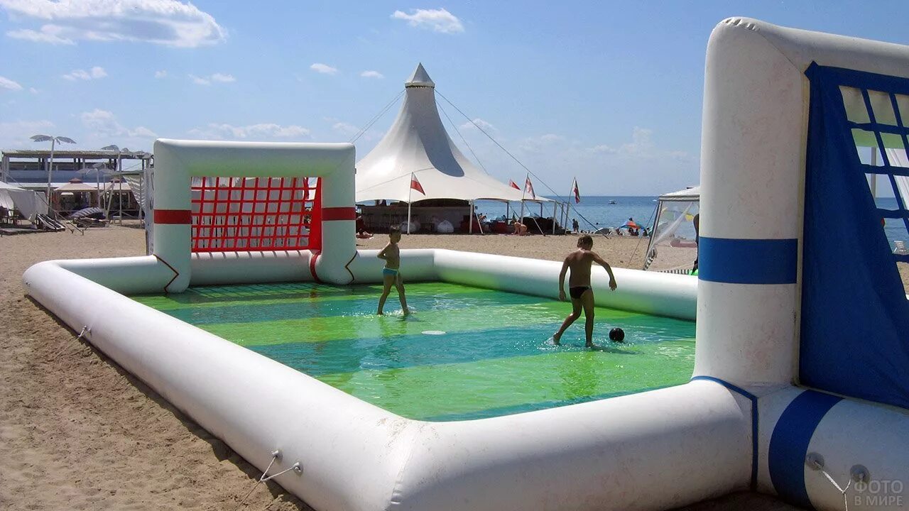 Надувное развлечение. Надувные водные аттракционы. Надувной аквапарк. Водные аттракционы на пляже. Надувной аттракцион на пляжу.